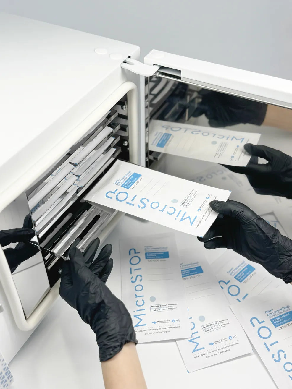 Loading MicroSTOP MAXI with sterilisation pouches in clinical setup